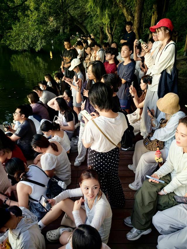 晚潮｜西湖边的一束光，何以引无数人前往？