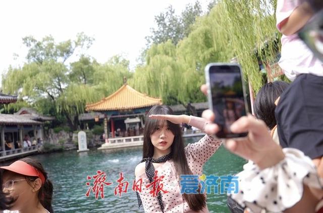 国庆首日趵突泉游人如织 泉水游成假日首选