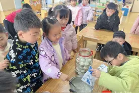 盐水腌蛋、裹盐腌蛋、红泥腌蛋……苏州娃娃学腌鸭蛋迎立夏图片