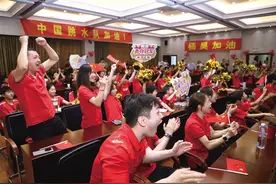 陕西运动员杨昊搭档队友练俊杰获跳水男子双人10米台金牌图片