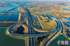 江苏阜溧高速建兴段建成通车 “水上高速公路”带动沿线产业发展图片