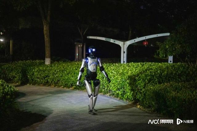 宇树跑步遛“人”，智元自主“遛弯”：这届机器人谁赢了？