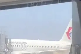 南航一空乘由约4米高机舱位置摔落，相关部门介入调查视频封面