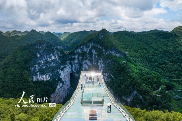 广西乐业：暑期天坑美景引游人