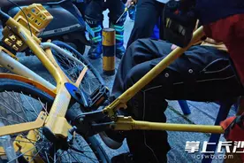 学生骑共享单车脚被卡，消防紧急救援图片