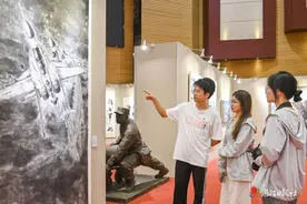 南部战区海军举办主题书画作品展暨邮品展图片