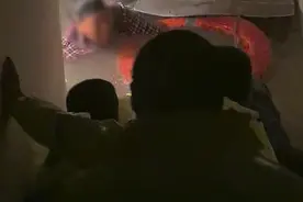 老人被困地下室电梯内，积水没过肩膀 危急时刻民警全力营救图片