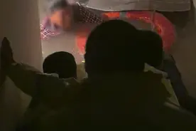 老人被困地下室电梯内，积水没过肩膀 危急时刻民警全力营救图片