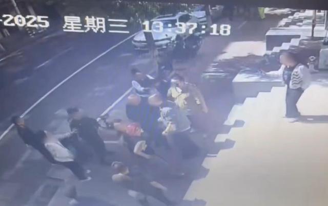 店主阻拦城管撕门口广告起冲突，手指遭对方咬破，路人劝他“别冲动，想想你儿子”，兰州城管局回应