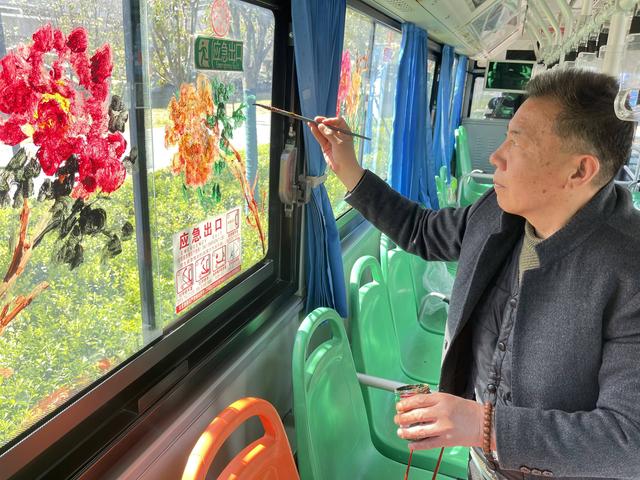 80辆牡丹主题公交出圈！菏泽最美的风景不仅是牡丹，更是这座城市的诚意与温度