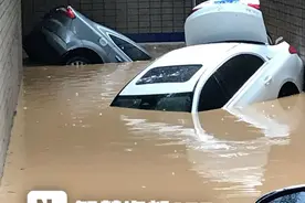 福州一小区的地下车库被水“灌满”，200多辆车遭遇“灭顶之灾”！图片