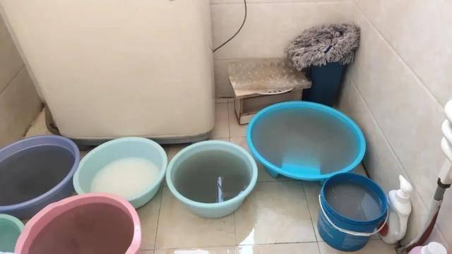 为什么不能“倒水冲厕”?很多人不懂，看似节俭实则隐患很大!