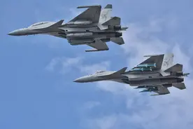 中国航展 | 歼-15D首次公开亮相 与歼-15T并肩通场图片