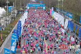 各地选手齐聚历史文化名城，2025荆州马拉松活力开跑图片