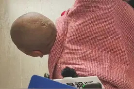 从寻亲到“复仇” 庭审前李海玉下跪感谢好心人图片