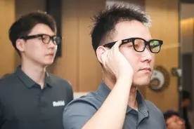 场面｜“看一下”就能逛吃淮海路，AR眼镜开启商圈“镜像世界”图片