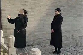女子顶“鸡窝头”给周涛讲解火了，本人回应：认真营业无人问，一朝鸡窝天下知图片