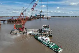 崇明海事局开展北沿江高铁项目施工船舶消防应急演练图片