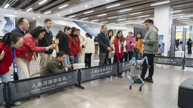 成都市委党校赴“梦幻灵境” 用AI为教职工能力建设注入新动能