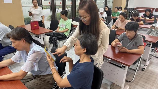 老年居民学AI，中山街道社区学校为老人点亮智慧生活