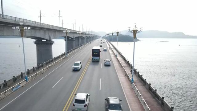公主王子请上车！一起乘坐双层观光巴士解锁防城港边海风光~