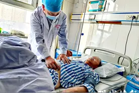 牧民被马踢伤腹部，扬州援疆医生深夜抢救图片