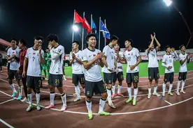 国足连夜出发已抵达厦门，备战对阵日本的比赛图片
