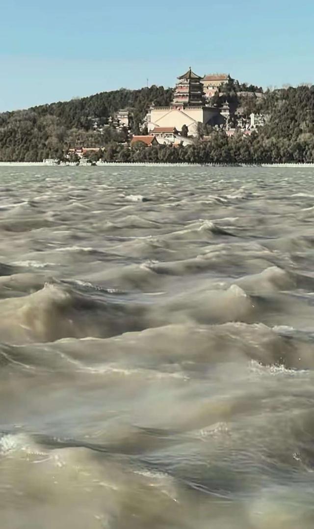 “都说了北京有海吧！”颐和园昆明湖水面被大风吹出“海浪”，网友：豆汁开锅了吗？