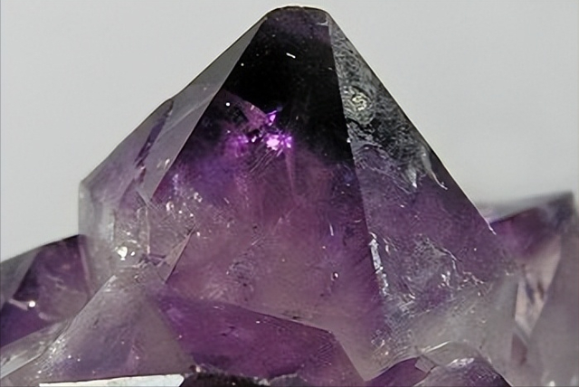 黄胶花水晶 和 发晶 能量比较 黄胶花水晶和黄水晶的区别