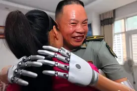 21年前她瞒着自己的家人，执意嫁给失去双臂的军人，如今怎样？图片