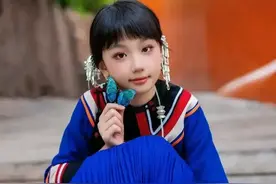 张丹峰晒出9岁女儿写真 小小年纪完美继承了洪欣的美貌与神韵图片