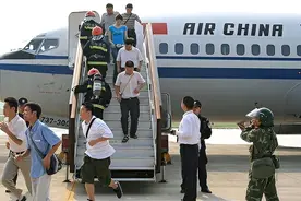 河北农民劫机去韩国，机长巧妙应对迫降日本，一脚将其踹下飞机图片