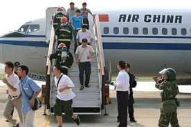 河北农民劫机去韩国，机长巧妙应对迫降日本，一脚将其踹下飞机图片