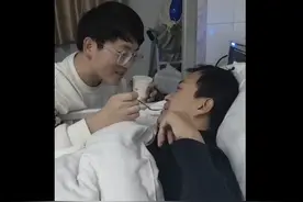 父母双亡，河南小伙突发脑梗，陕西网友远赴千里照顾40余天图片