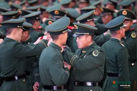 今天，我们授衔啦！ 武警甘肃总队千余名新兵正式入列图片
