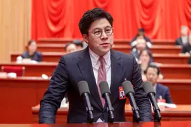 44岁霍启刚又在内地“升职”，领多份工资，背后离不开2人支持图片