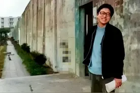 1976年，李敖刚刚出狱时留下的照片，镜头中他穿着拖鞋，蓝色上衣图片