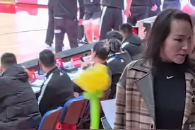 真孝顺懂事！女篮李梦接母亲到四川生活，亲自出镜喝娃哈哈AD钙奶图片