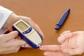 血糖高出多少是糖尿病？血糖为9算高吗？告诉你答案，别再认错了图片