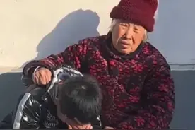 周昆训二哥的儿子特别懂事，在放假后陪伴在周妈妈身边逗奶奶开心图片