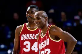 95年带领火箭两连冠，包揽MVP+FMVP+DPOY的大梦，为何去了猛龙？图片