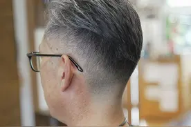 男发别乱剪，最帅还是两侧铲短，就连白发大叔剪完也很有型图片