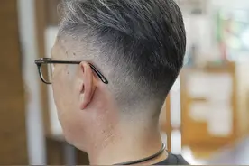 男发别乱剪，最帅还是两侧铲短，就连白发大叔剪完也很有型图片