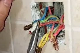 维修好女客户插座没电故障，有电友说我坏了规矩，不该接这个活…图片
