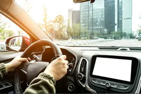 热搜第一！3同学租车出车祸，开车同学遭索赔59万图片