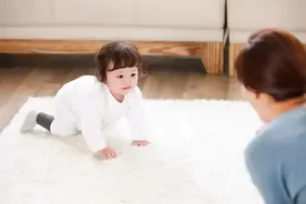 “先爬后走”和“没爬就走”的孩子，长大后差距大，父母们别大意图片