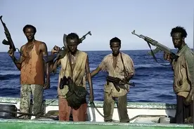 海盗为何不敢打劫航母？2010年打劫俄油轮，被揍的老惨了！图片