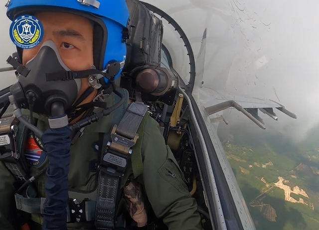 南部战区海航实弹训练！大方展示歼-11BHG发射PL-10命中目标画面