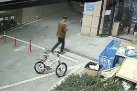 男子走路玩手机被台阶绊倒，商家是否应该承担赔偿责任？图片