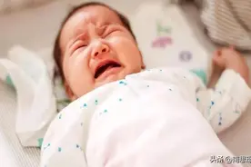 新生儿总是睡觉时突然哭闹起来怎么办？快来看，教你一招搞定!图片